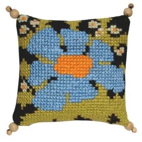 Bl� blomst p� sort bund