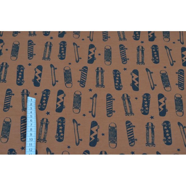 Isoli Br�ndt orange m/Skateboard