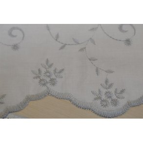 Cafegardin45 r�hvid m/gr�lig broderi