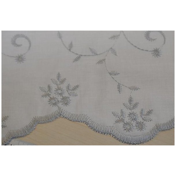 Cafegardin45 r�hvid m/gr�lig broderi